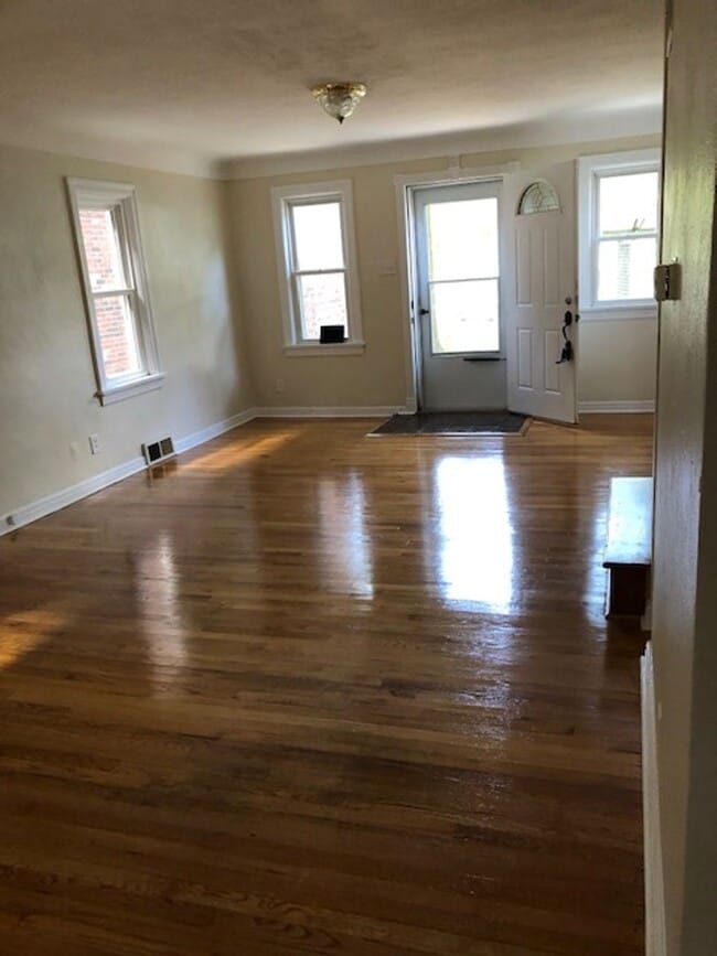 Building Photo - 2 Story, 3+ Bed, 2 Full Baths, Home with G...