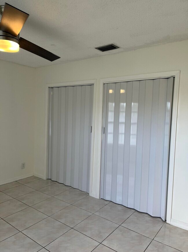 Building Photo - 4423 Woodstock Dr