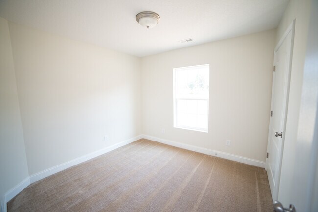 Building Photo - 10 Chaney Lane