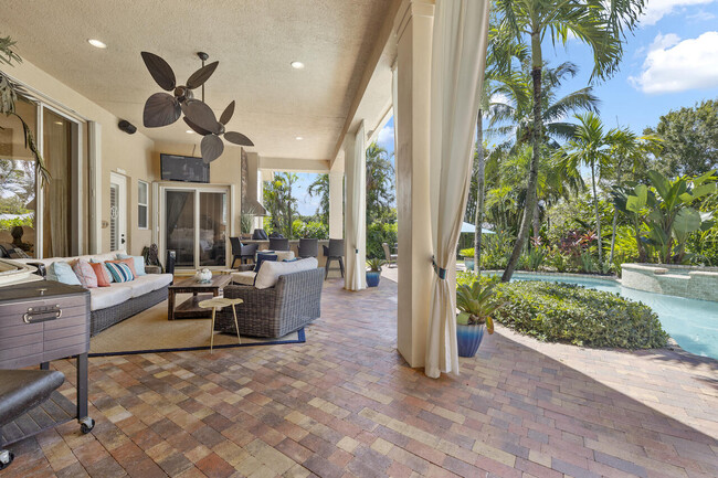 Building Photo - 15385 Meadow Wood Dr