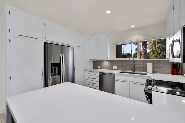Building Photo - 2521 N Whitewater Club Dr