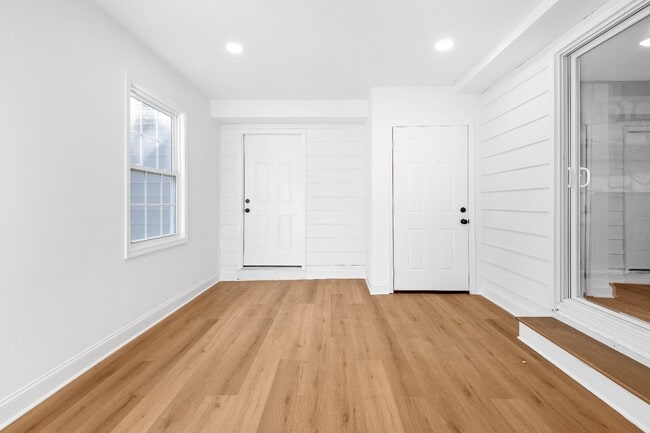 Building Photo - 211 Della Ln