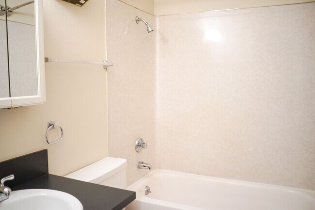 Building Photo - Contemporary 1-Bedroom in Buckman Neighborhood with Parking!