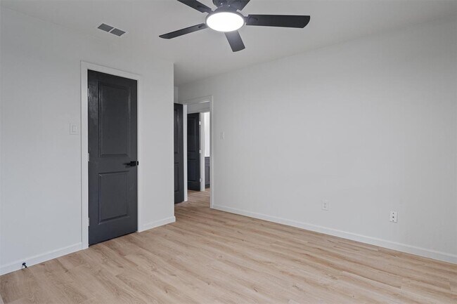 Building Photo - 1700 Deep Wood Dr