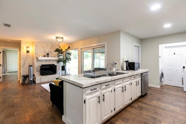 Building Photo - 1707 Deerfield Dr