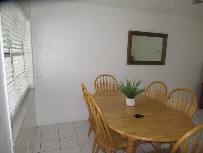 Building Photo - 581 Blue Heron Dr