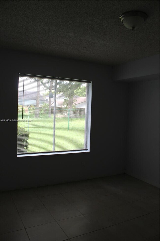 Building Photo - 10420 SW 158th Ct
