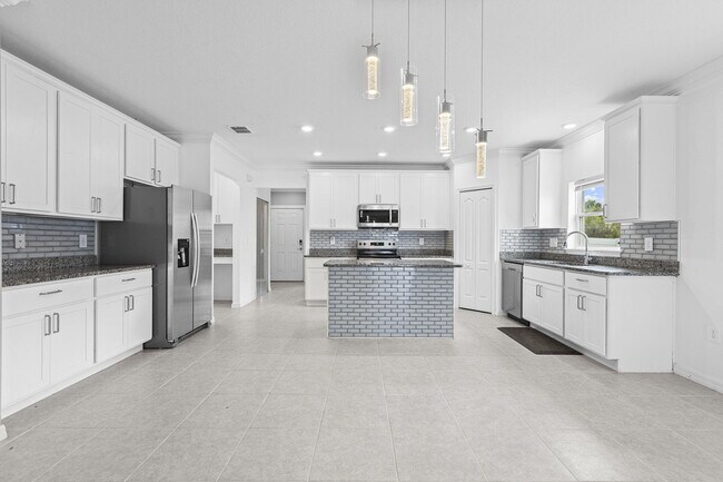 Building Photo - 681 SW Millard Dr