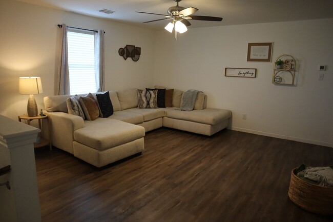 Building Photo - Two-story, 5 bed room, 3 bathroom, 3 livin...