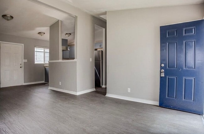 Building Photo - COMING SOON! 3 Bed 1 Bath home in Kansas C...