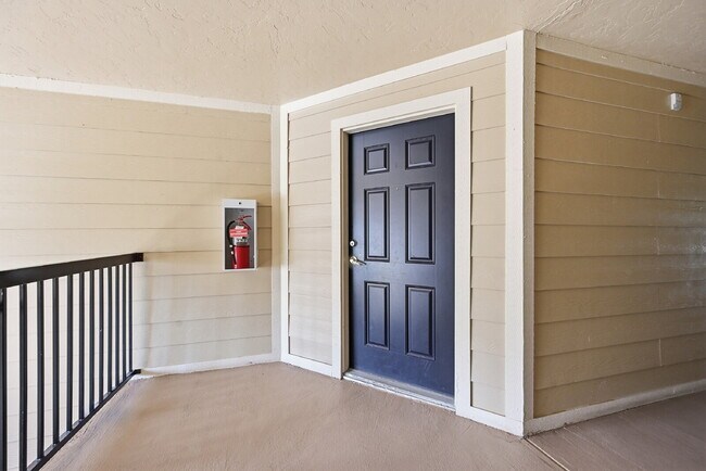 Building Photo - $1,695.95 with $300.00 off the first month's rent, $2 Beds - 2 Bath, Condo in Aurora with in Unit...