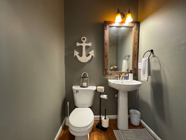 Building Photo - Stunning 4 Bed 3.5 Bath Single Family Home...