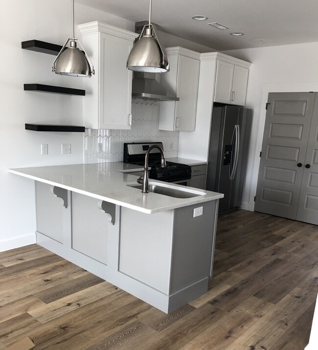 Building Photo - Contemporary 2BD 2.5 BA  3 Story Townhome with a View!