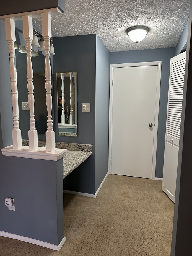 Building Photo - 8018 Grandview Ct