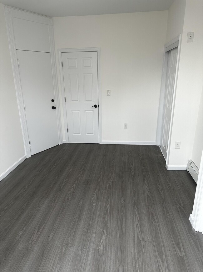 Building Photo - 609 New York Ave