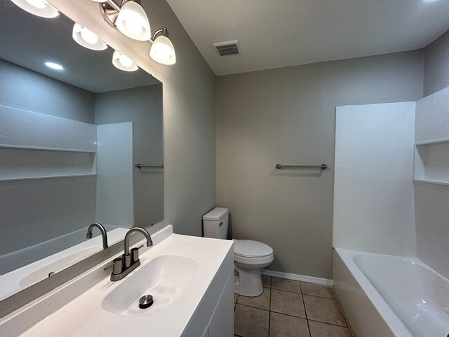 Building Photo - Minutes from Downtown Rogers – 2 Bed Apart...