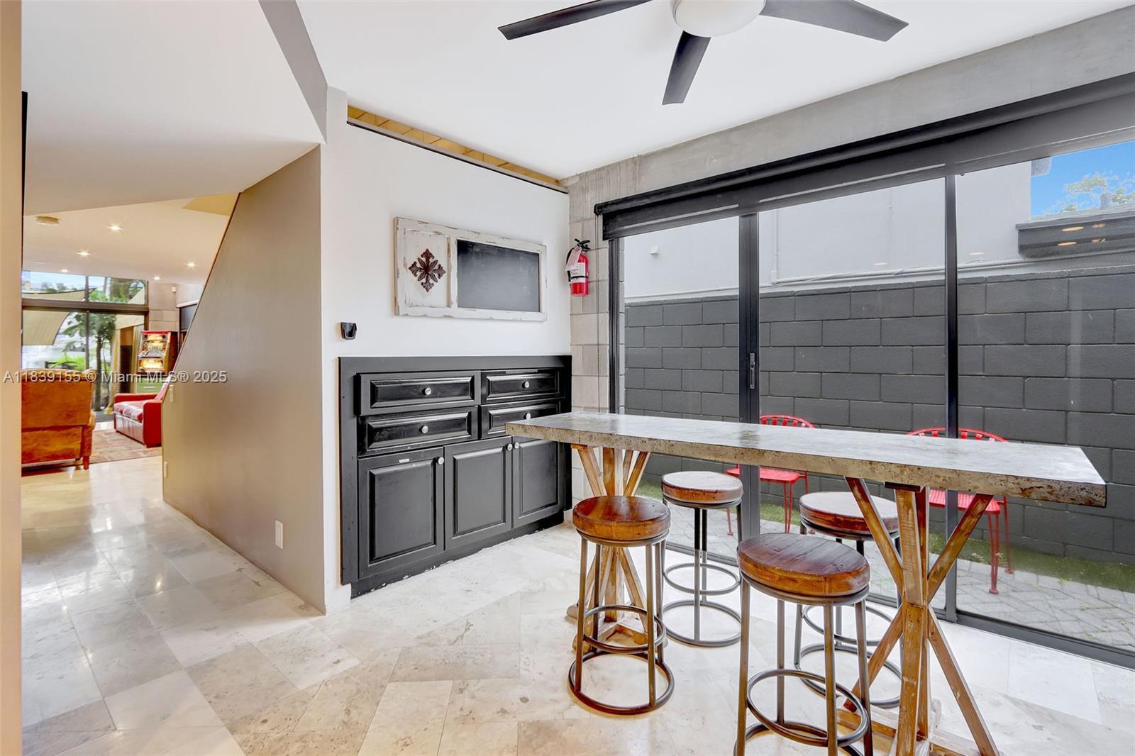 Building Photo - 322 Hendricks Is