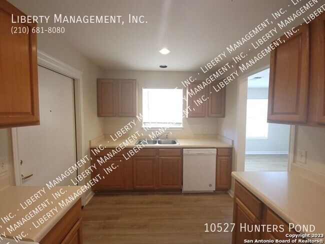 Building Photo - 10527 Hunters Pond