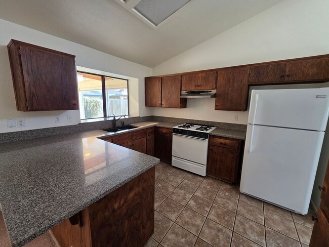 Building Photo - ***New Listing*** 3 Bedroom 2 Bath home in SW Visalia!!! Yard Care Included!