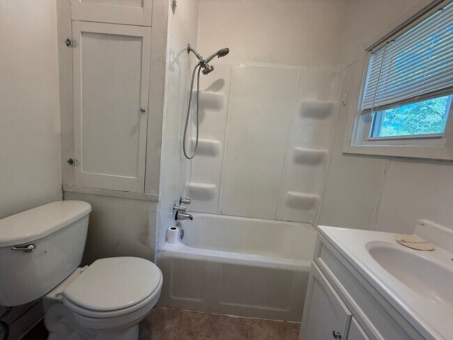 Building Photo - 3BR/1BA Anoka Home Available Now!