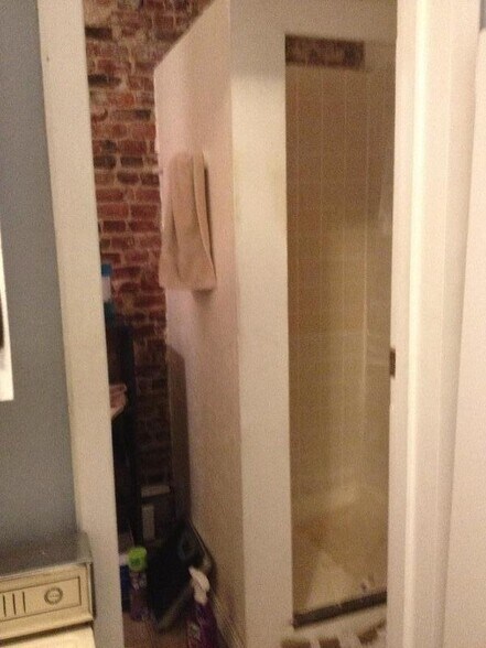 Building Photo - 40 Anderson St