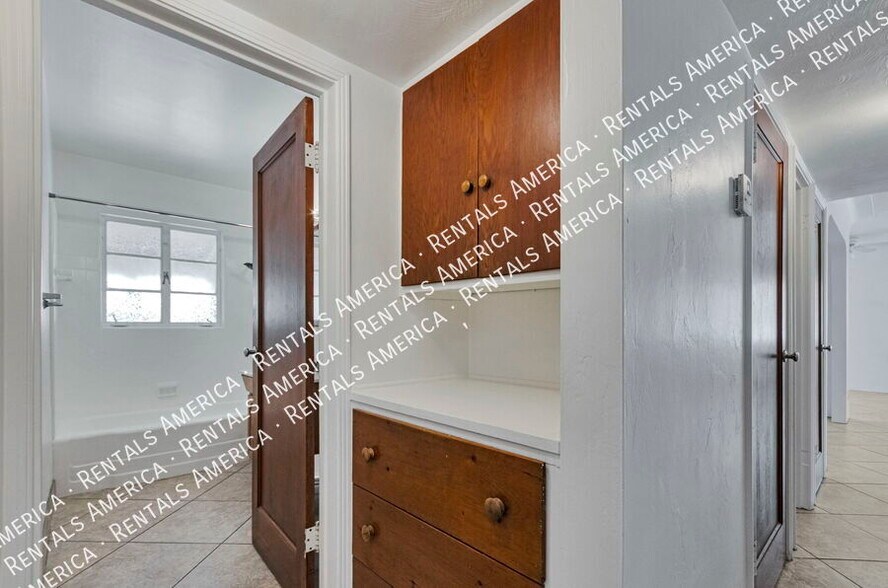 Building Photo - 3733 N Mountain Ave