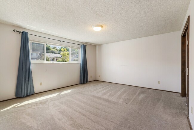 Building Photo - Charming 2BR/2BA Home with Private Balcony...
