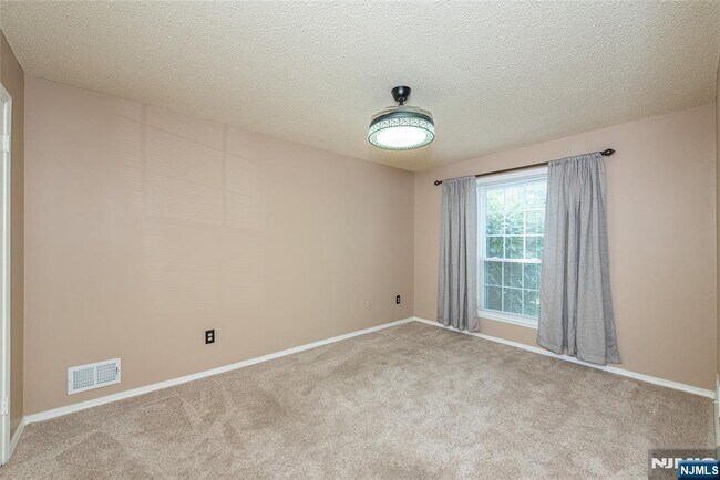 Building Photo - 540 Holly Ct