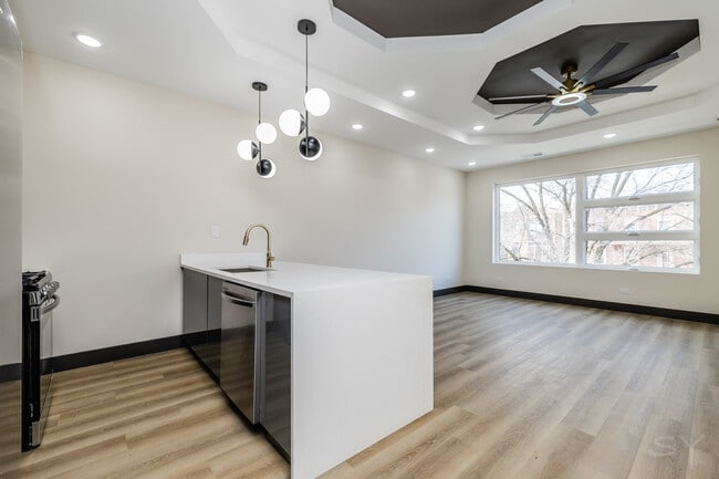 Building Photo - 5641 S Prairie Ave