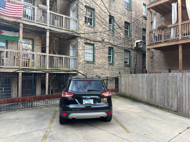 Building Photo - Warm Vintage Jumbo 2BR 2Bth w fireplace an...