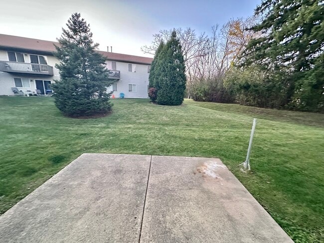 Building Photo - 652 E Whispering Oaks Ct