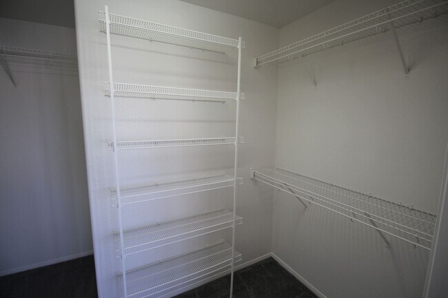 Building Photo - Fantastic 3bed/2.5 bath in Southwest ready for immediate move-in!