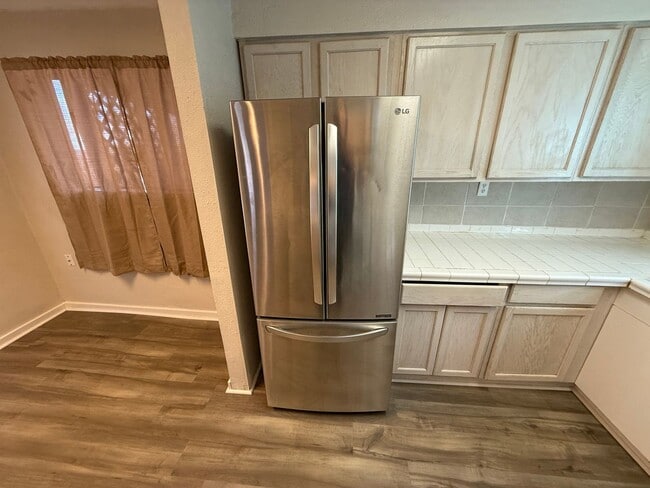 Building Photo - 3 Bedroom 1.5 Bath House Large 2 Car Detac...