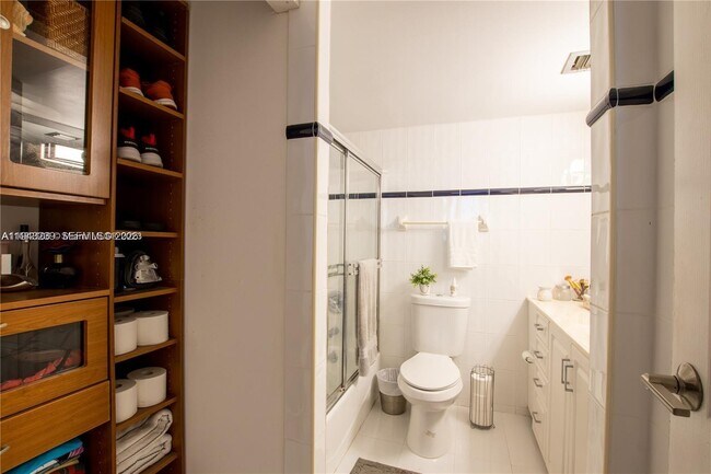 Building Photo - 250 Jacaranda Dr