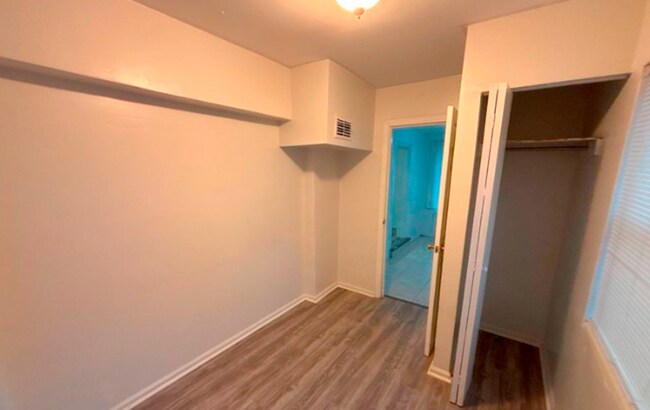 Building Photo - 3024 W 1st St