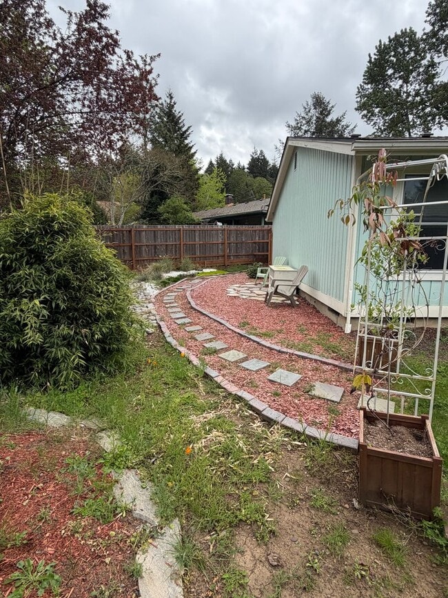 Building Photo - (969) Lance Way - 3 Bedroom / 2 Bath Home