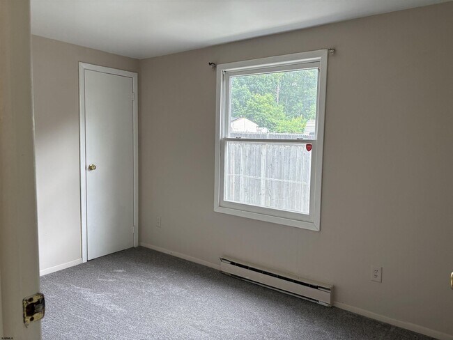 Building Photo - 409 Spruce Ave