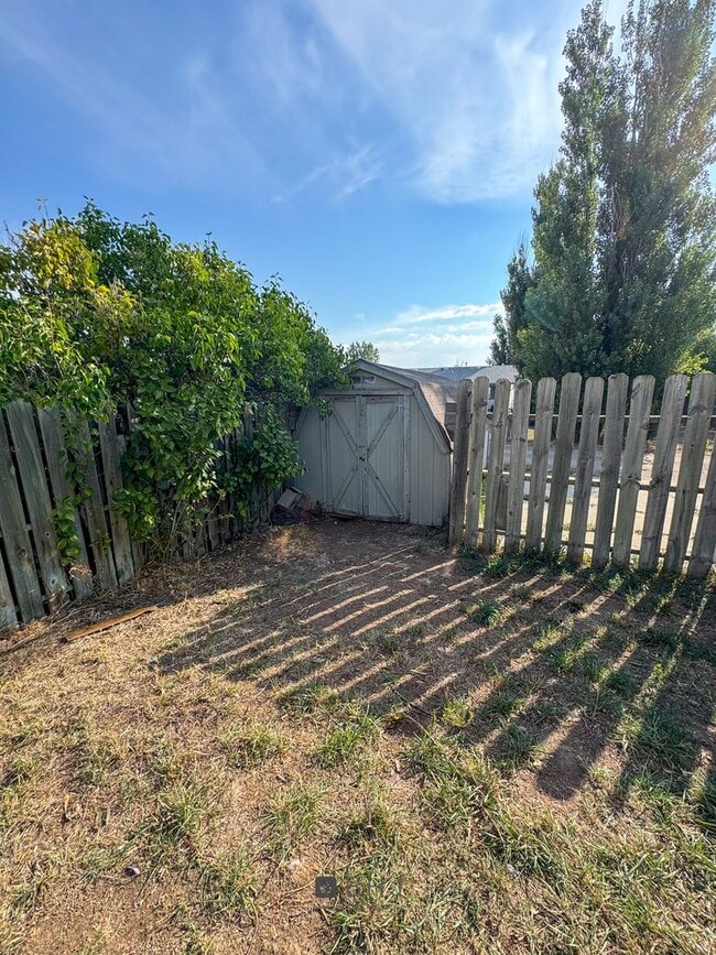 Building Photo - 3 Bedroom/ 1.5 Bath Townhouse for rent!