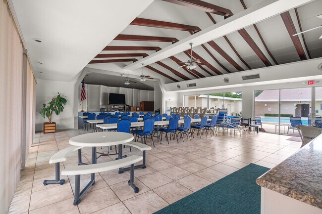 Building Photo - 410 NE 17th Ave