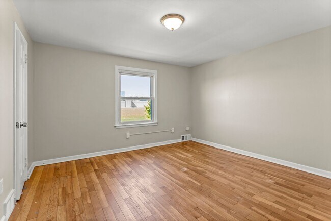 Building Photo - Beautiful updated townhome