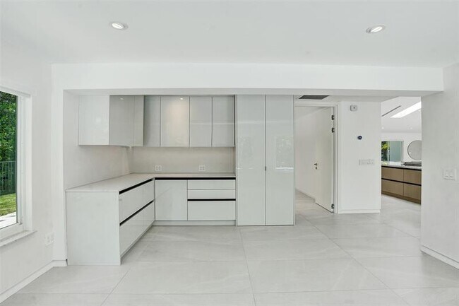 Building Photo - 2800 Banyan Blvd Cir NW