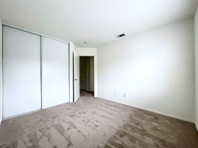 Building Photo - Spacious Home in Ivey Pointe!