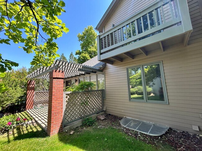 Building Photo - Gorgeous 4 Bedroom Townhome Steps from Boulder Country Club