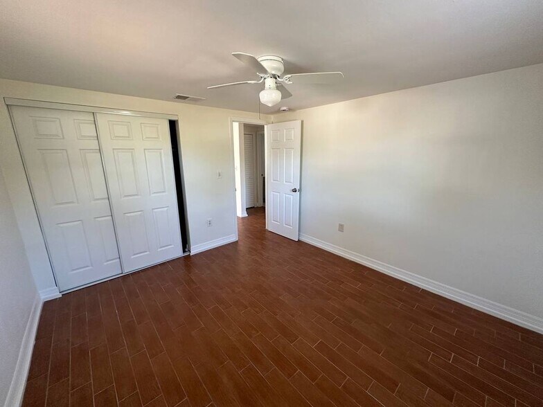 Building Photo - 453 90th Ave N