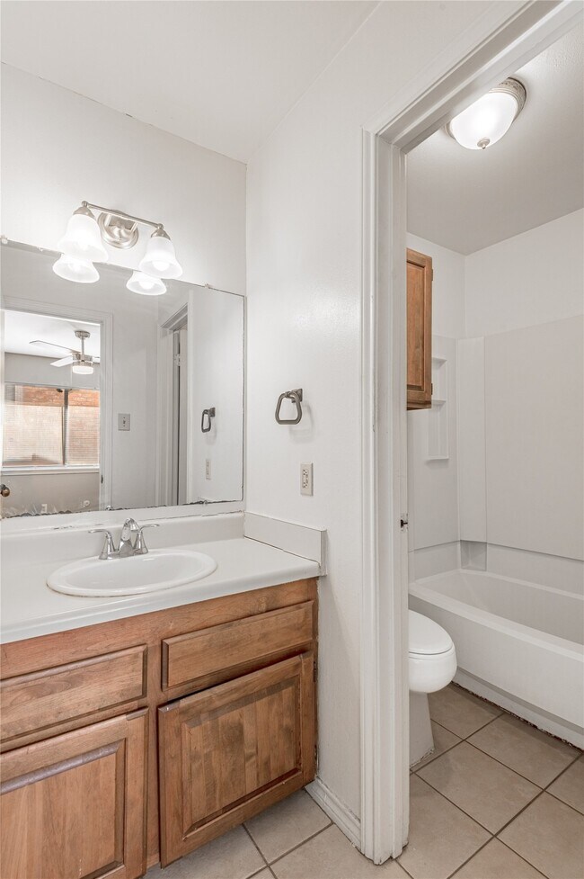 Building Photo - 2404 Sycamore Ave