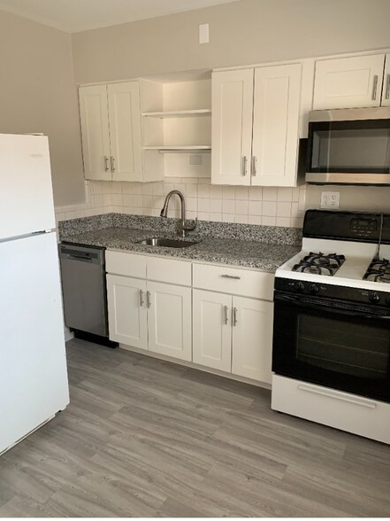 Building Photo - 6213 Nagel Ave