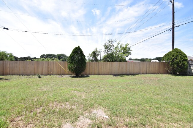 Building Photo - 2200 Riley Dr