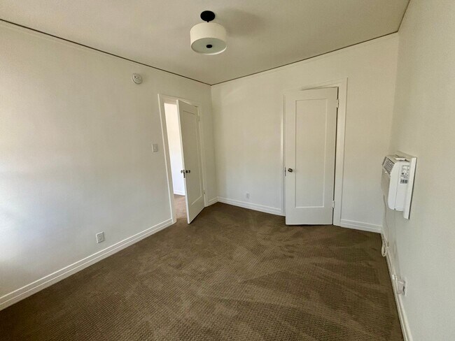 Building Photo - 2809-2821.5-28215 Rowena Ave