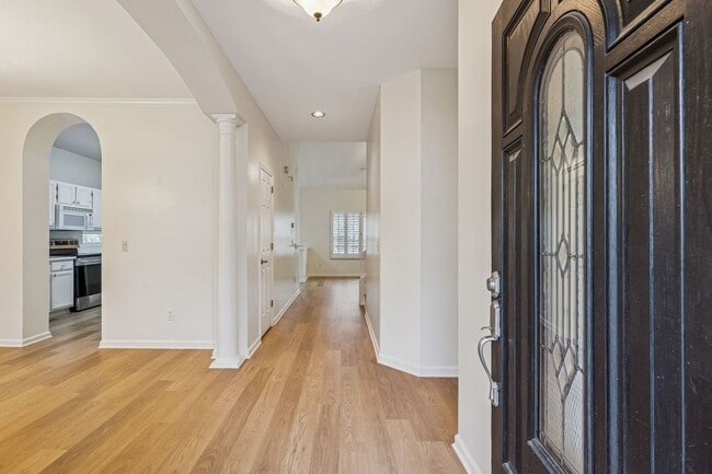 Building Photo - Discover exceptional convenience and comfort