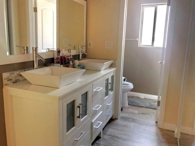 Building Photo - Beautifully updated house in Burbank Blvd ...